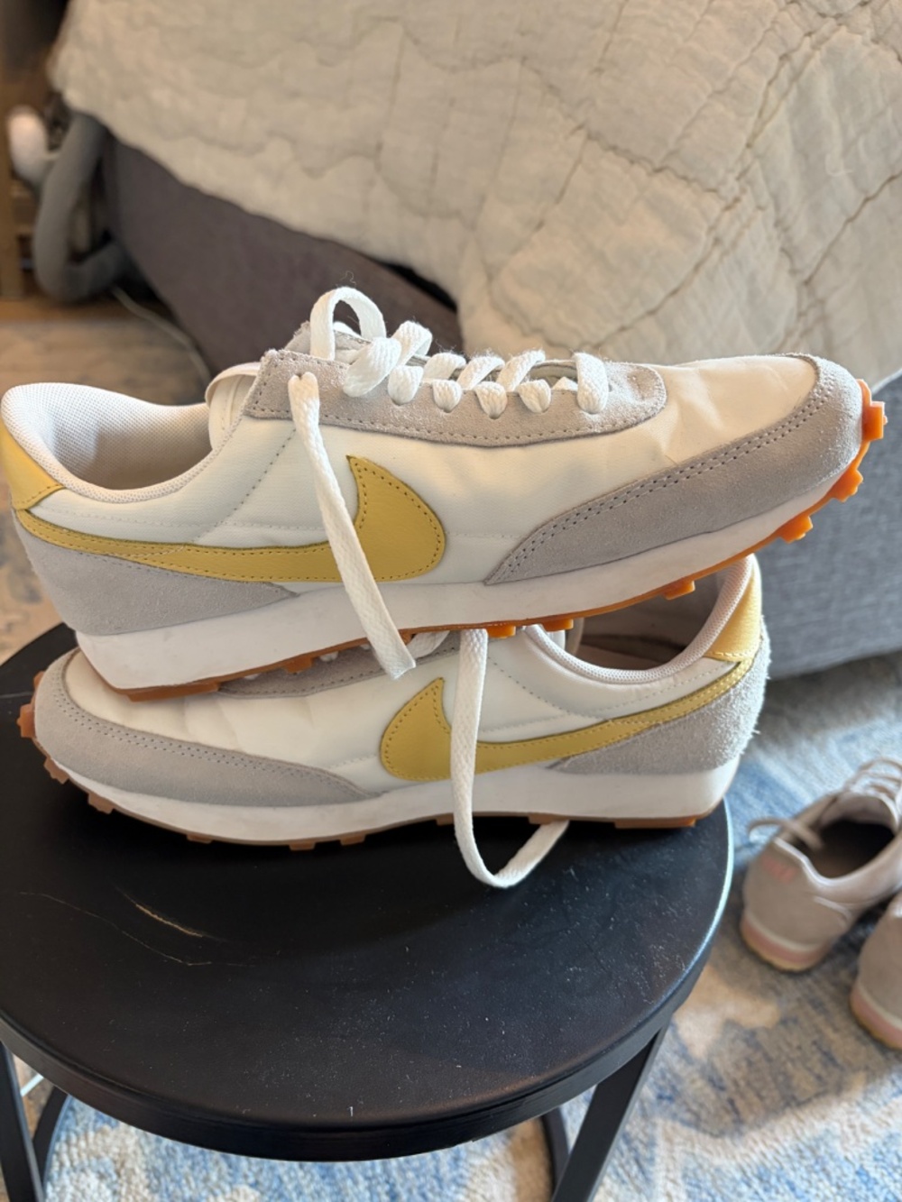 Women’s retro Nike tennis shoes - Picture 5 of 9